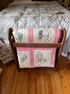 lot 100 image: Wooden Quilt Rack with Handmade Vintage Quilt
