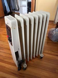 lot 110 image: E-Z Cal Oil-Filled Radiator Heater with Adjustable Thermostat