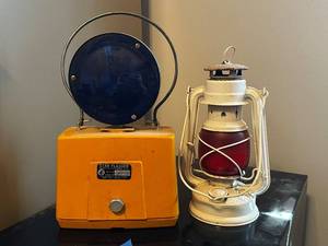 lot 138 image: Vintage Star Flasher Warning Light and Dietz Lantern Set