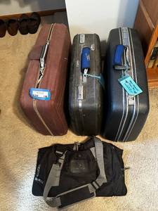 lot 146 image: Set of 3 Vintage Suitcases with Leather Handles and a Travel Bag