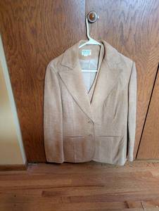 lot 188 image: Womens Genuine Leather Jacket and Vest Set - Size 12