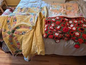 lot 191 image: Collection of Vintage Quilts and Hand-Crafted Afghans