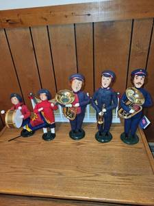 lot 229 image: Set of 5 Byers Choice Ltd. Carolers with Musical Instruments and Fence