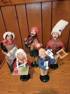 lot 231 image: Set of 5 Byers Choice Carolers Christmas Figurines