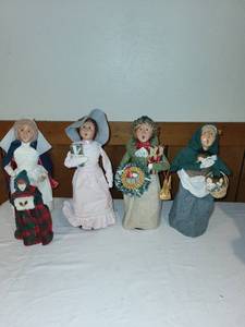 lot 232 image: Set of 4 Byers Choice 1999 Victorian Caroler Figurines