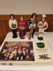 lot 233 image: Set of 4 Byers Choice Ltd. Caroler Figures with Display Risers
