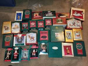 lot 246 image: Vintage Holiday Hallmark Keepsake Ornament Collection