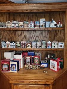 lot 278 image: Extensive Collection of Christmas Village House Figurines
