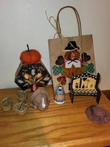 lot 280 image: Collection of Harvest-Themed Figurines and Decor Items
