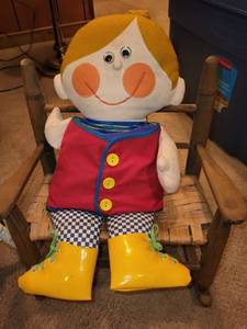 lot 292 image: Collection of 3 Decorative Childs Chairs with 3 Stuffed Dolls and 2 Teddy Bears