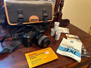 lot 333 image: Minolta Maxxum Dynax 3xi Camera with Accessories and Instruction Manual