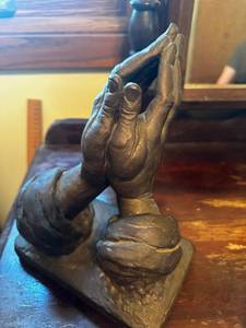lot 337 image: Vintage 1962 Austin Productions Praying Hands Sculpture