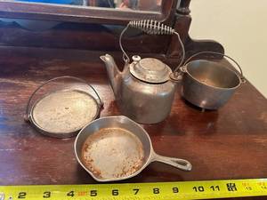 lot 338 image: Vintage Wagner Ware Sidney Set Teapot, Saucepan, Skillet & Lid