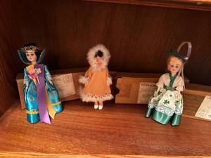 lot 344 image: Set of 3 Collectible Dolls in National Costumes