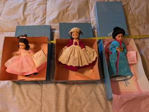 lot 352 image: Set of 3 Madame Alexander Dolls with Original Boxes