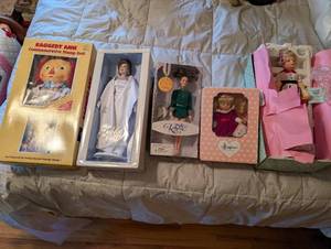 lot 355 image: Lot of 5 Collectible Dolls including Raggedy Ann and Jackie Doll