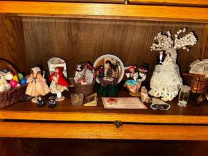 lot 361 image: Collection of Vintage Miniature Dolls and Dcor Pieces