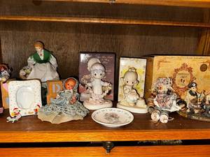 lot 362 image: Collection of Vintage Porcelain Figurines and Displays