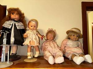 lot 363 image: Set of 4 Vintage Porcelain Dolls with Stands - Certificate of Authenticity for Victoria