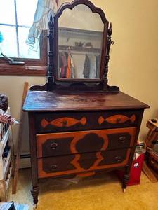 lot 385 image: Vintage Wooden Vanity Dresser with Mirror
