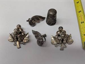 lot 392 image: Vintage Silver Jewelry Set with Thimble and Clip-On Earrings