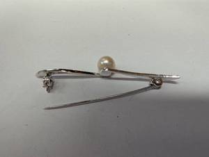 lot 394 image: Vintage Sterling Silver Brooch with Single Pearl Accent