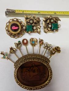 lot 399 image: Collection of Vintage Gold-Tone Brooches and Pins