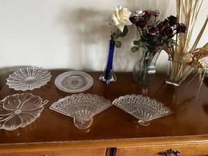lot 415 image: Set of Decorative Glass Plates and Metal Rose Bouquet