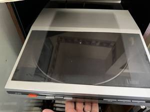 lot 424 image: JVC L-E22 Linear Tracking Fully Automatic Turntable with Disc Washer