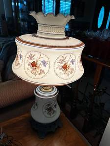 lot 430 image: Pair of Vintage Floral Pattern Oil Lamp with Metal Base