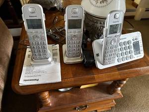 lot 435 image: Panasonic Cordless Phone System with 3 Handsets and Base Station
