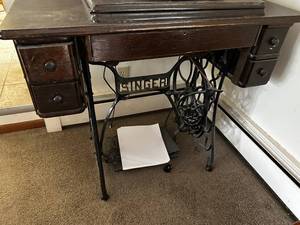lot 442 image: Antique Singer Treadle Sewing Machine with Cabinet and Accessories