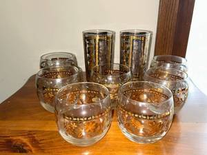 lot 449 image: Set of 8 Vintage Gold-Trimmed Glasses with Floral Design