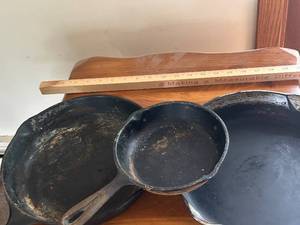 lot 459 image: Collection of 3 Vintage Cast Iron Skillets