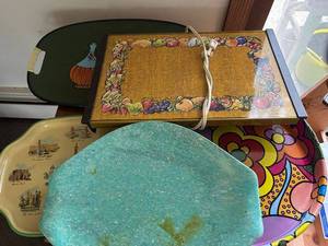 lot 460 image: Collection of 5 Decorative Serving Trays with Unique Designs