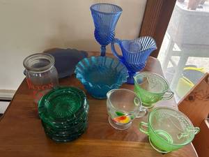 lot 461 image: Collection of Vintage Glassware in Various Colors