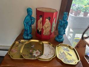 lot 462 image: Set of 3 Oriental Trays with Blue Porcelain Figures and Decorative Red Lantern