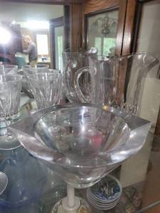 lot 463 image: Crystal Pitchers and Glasses Set with HealthEast Logo