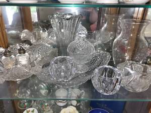 lot 465 image: Collection of Vintage Clear Glassware with Decorative Patterns