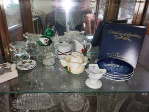 lot 466 image: Christmas Themed Porcelain and Glass Collection