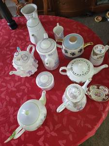 lot 470 image: Collection of 11 Assorted Vintage and Decorative Teapots and Pitchers