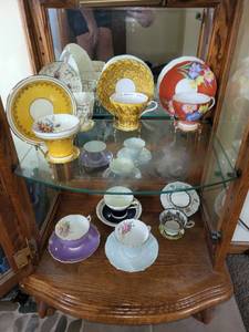 lot 480 image: Collection of Assorted Vintage Teacups and Saucers
