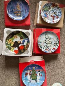 lot 499 image: Set of 5 Christmas Collectible Plates Featuring Holiday Designs