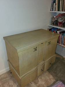 lot 529 image: Vintage Wooden Cedar-Lined Chest with 1 Drawer