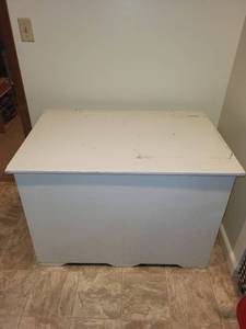 lot 545 image: Large Wooden Storage Chest with Lid