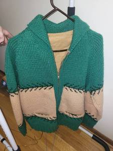 lot 551 image: Cozy Green and Beige Knit Sweater with Zipper