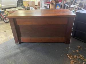 lot 600 image: Vintage Wooden Storage Chest with Lift-Top