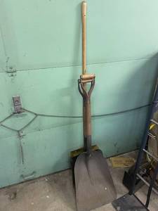 lot 605 image: Wood Handle Shovels