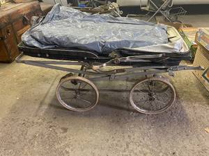 lot 614 image: Vintage Baby Stroller with Foldable Canopy