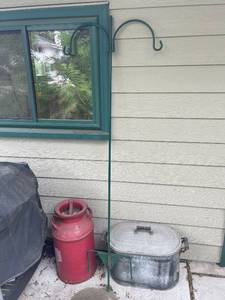lot 658 image: Metal Shepherds Hook Garden Pole and Metal Containers
